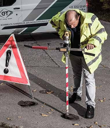 Techniker während einer Schieberwartung mit einem elektronischen Schieberdreher. Die Schieberwartung verhindert das festsetzen von Schiebern, sodass im Ernstfall schnell Teilstücke aus dem Versorgungsnetz getrennt werden können.